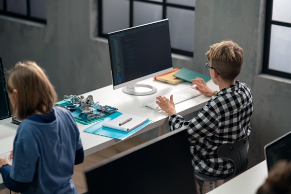 Photo by Vishnu Mohanan on Unsplash — representative image for Bilingual Tech Tutor & Job Help/ Bilingüe Sesión de apoyo de Tecnología y Trabajo